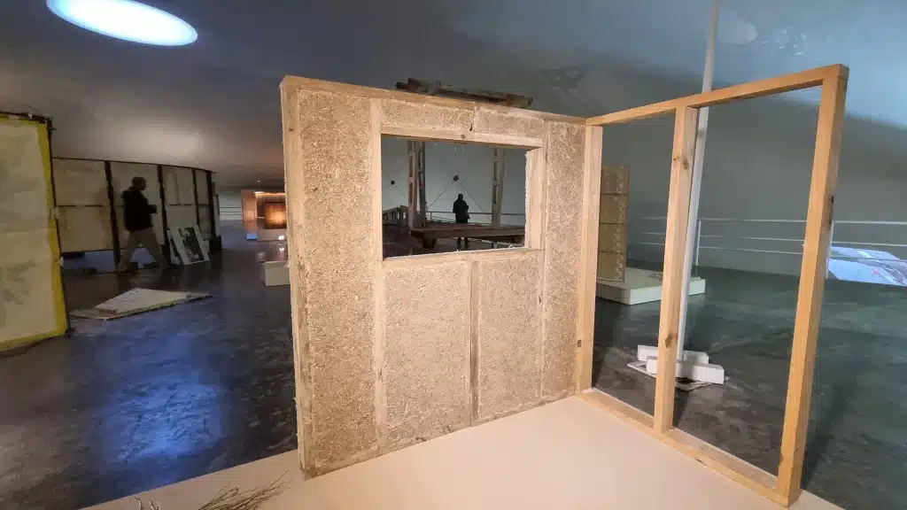 Parede com tijolos de cânhamo produzido pela APEPI