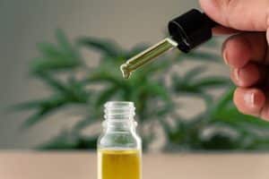 THC para esclerose múltipla: óleo de cannabis em frasco de vidro