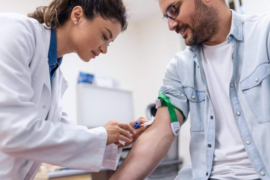 Doação de sangue: paciente em tratamento com cannabis coleta amostra