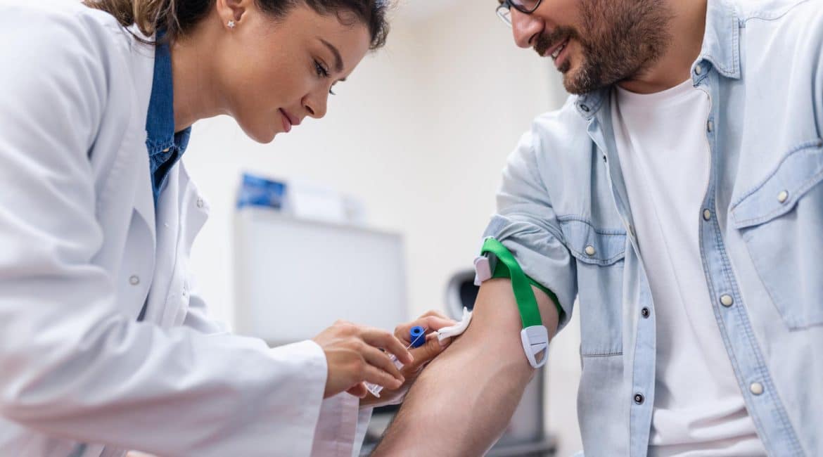 Doação de sangue: paciente em tratamento com cannabis coleta amostra