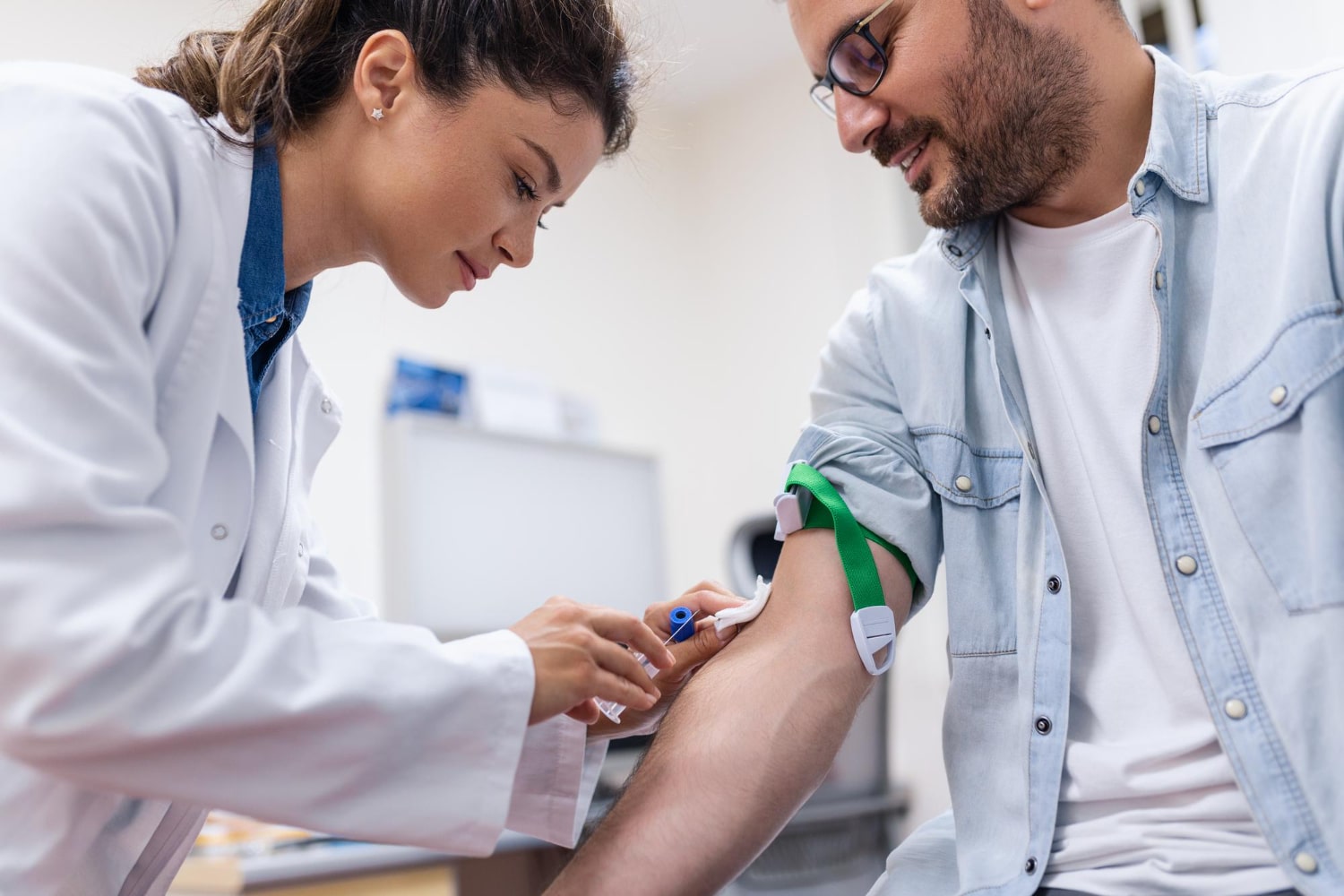 Doação de sangue: paciente em tratamento com cannabis coleta amostra