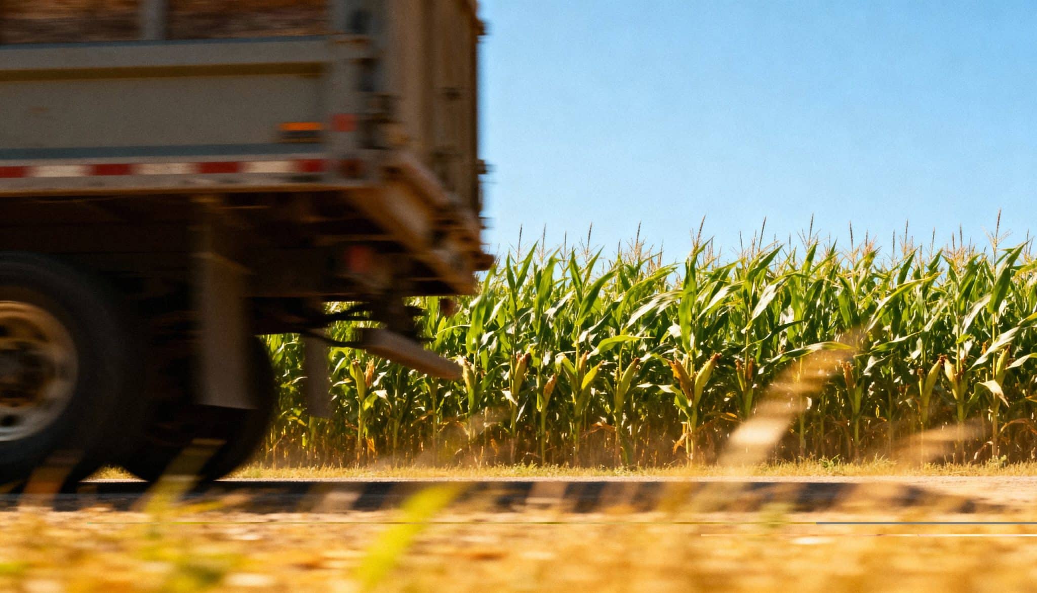 Caminhão de biodiesel passando por plantação, simbolizando produção sustentável