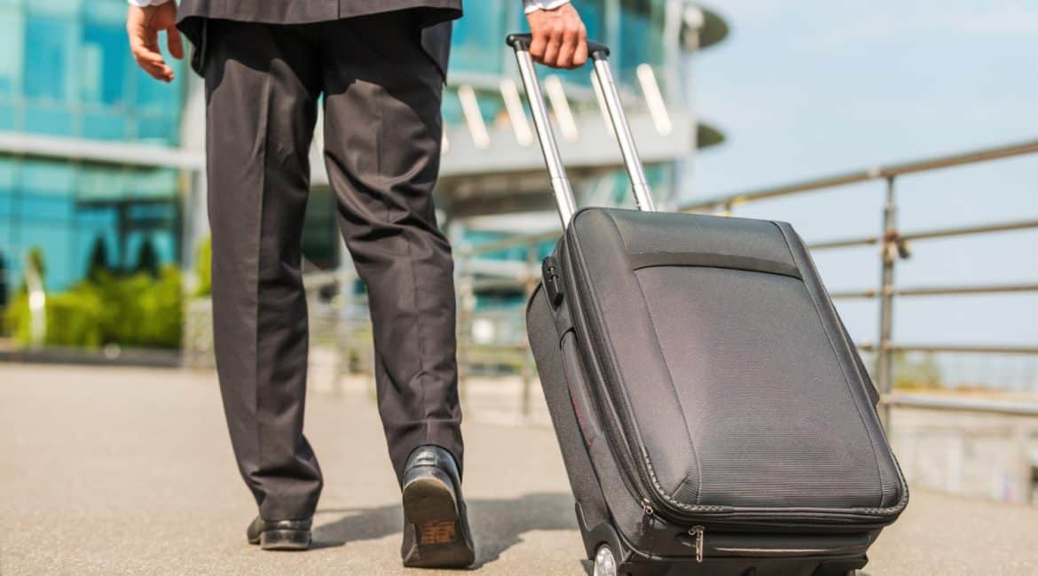 Viajar com óleo de cannabis: homem com mala em trânsito no aeroporto
