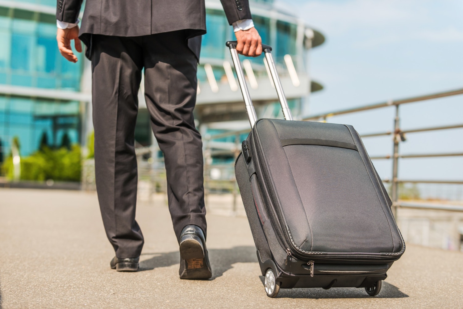 Viajar com óleo de cannabis: homem com mala em trânsito no aeroporto