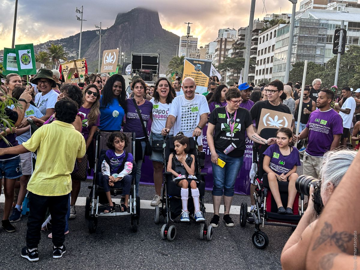 Canabidiol para epilepsia: Integrantes da APEPI e famílias de pacientes na Marcha da Maconha no Rio de Janeiro